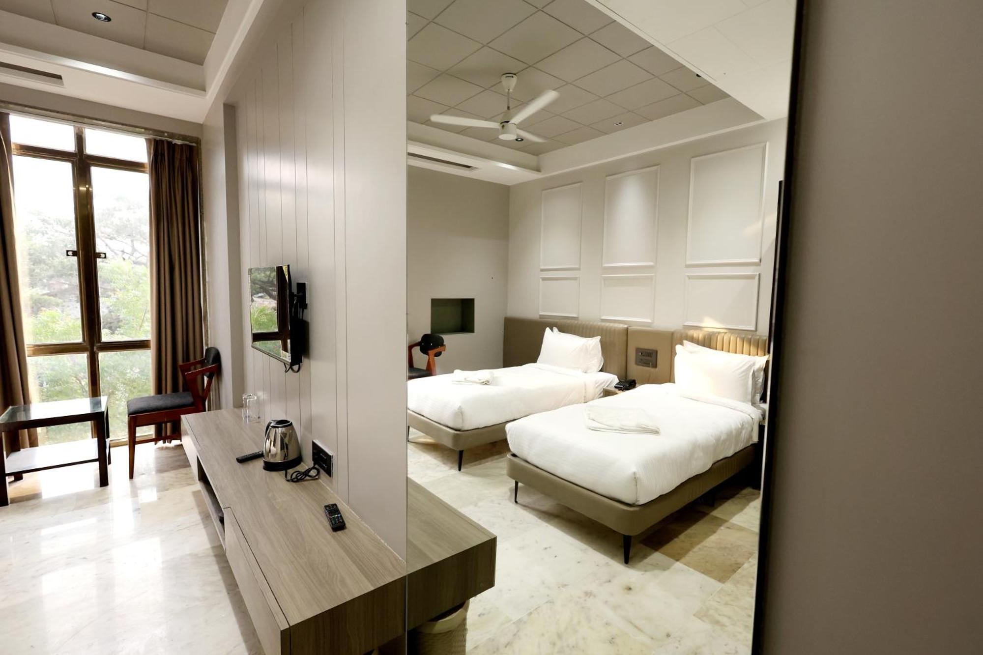 Hotel Statusinn, Ichalkaranji Exterior photo