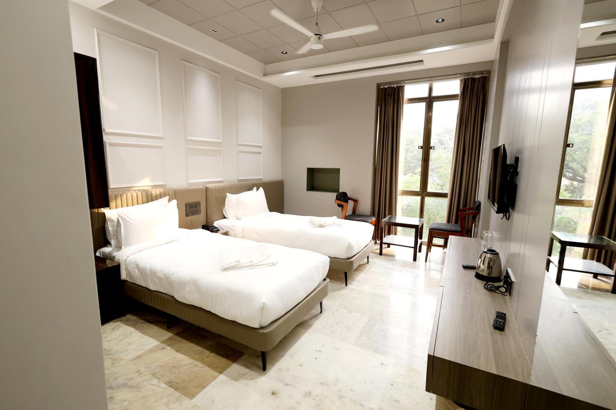 Hotel Statusinn, Ichalkaranji Exterior photo